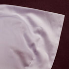 detail van volant sloop Virgo satijn, Lysdrap - détail de la taie à volant Virgo satin de coton, Lysdrap - detail of Oxford pillowcase Virgo cotton satin, Lysdrap